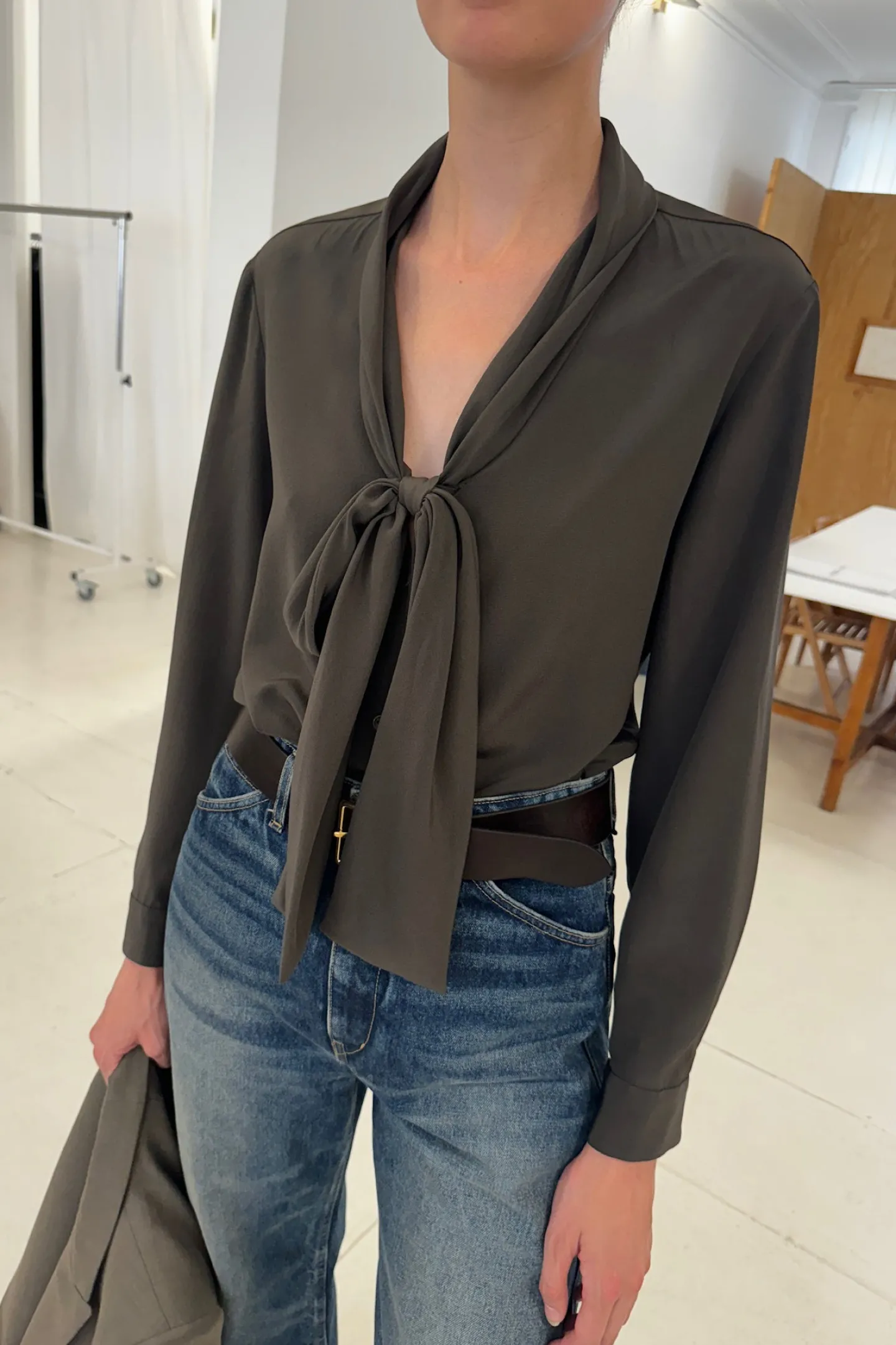 bluse_angelique_in_loden_1.webp Nili Lotan Blusen & Tops<Bluse Angelique in Loden
