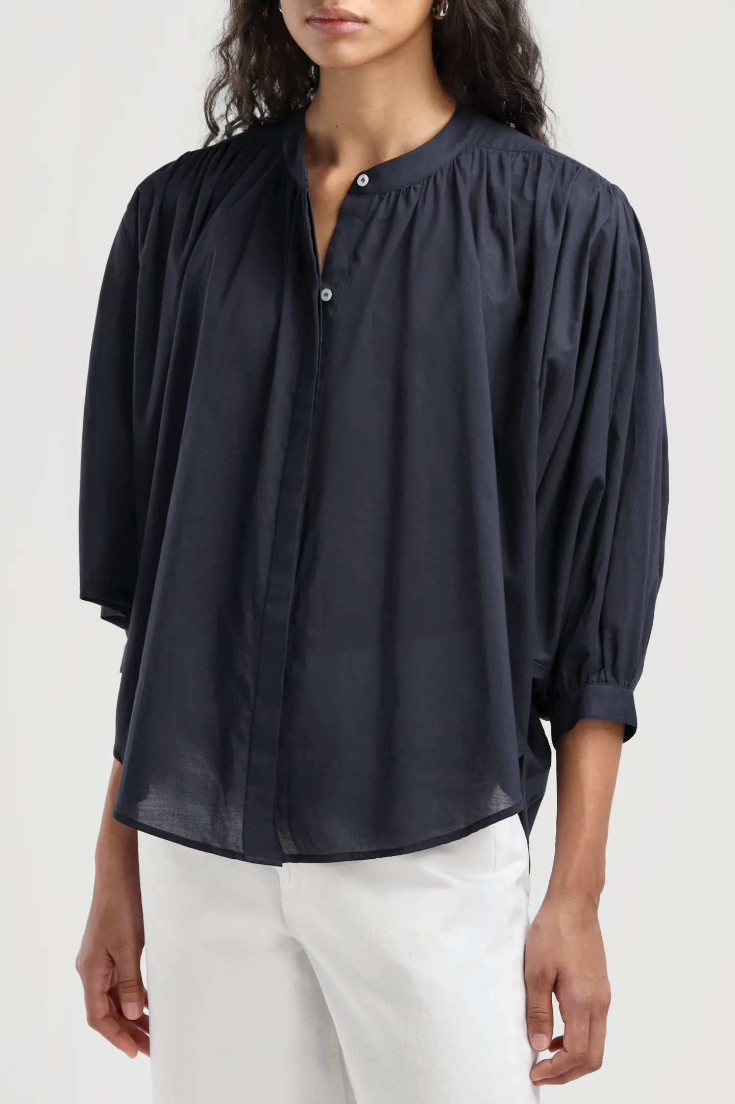 bluse_antibes_in_dark_nav_2.webp Ladneri Blusen & Tops<Bluse Antibes in Dark Navy