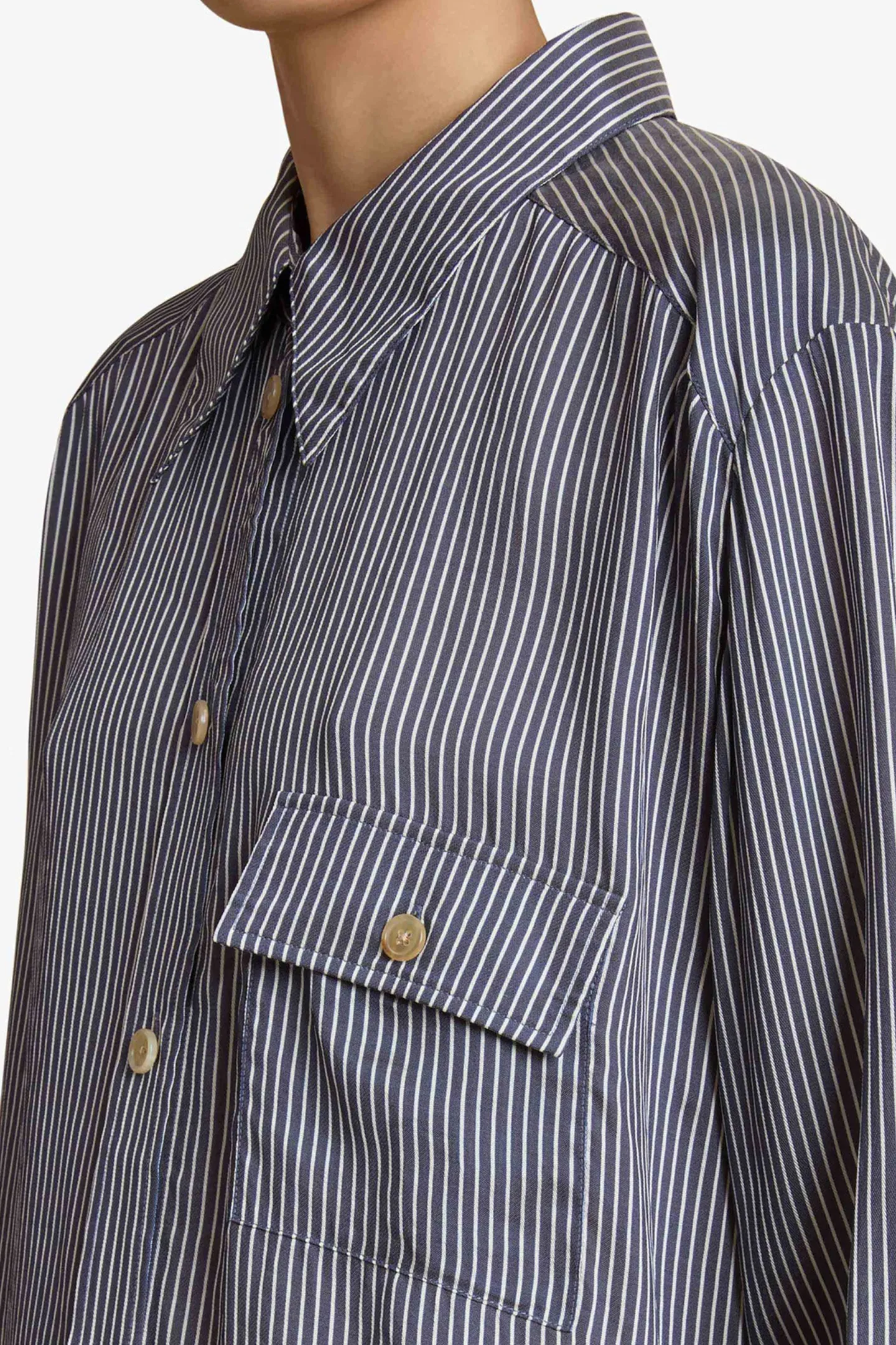 bluse_yatty_in_navywei_4.webp Khaite Blusen & Tops<Bluse Yatty in Navy/Weiß