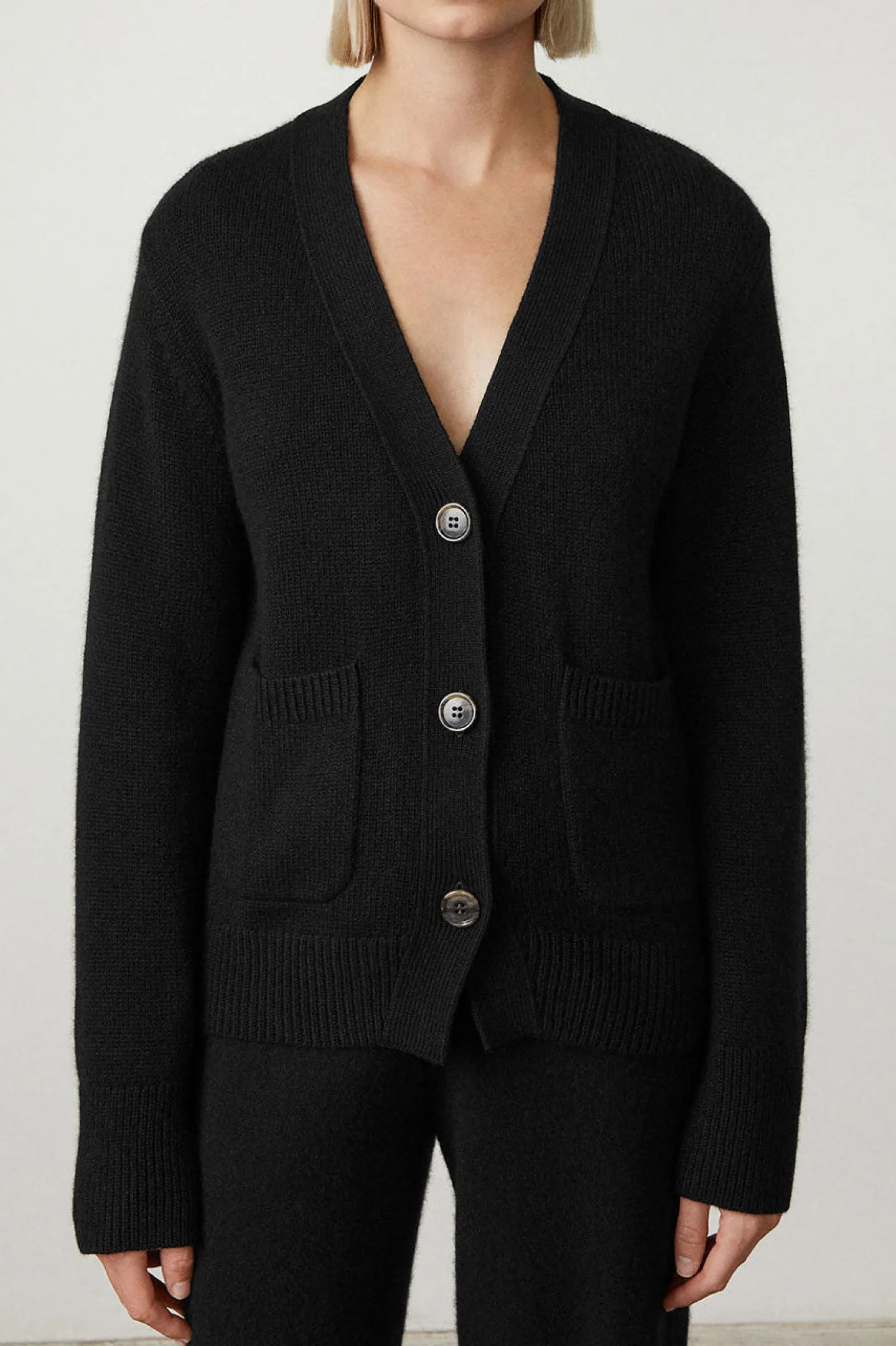 cardigan_danni_in_schwarz_2.webp Lisa Yang Strickjacken<Cardigan Danni in Schwarz