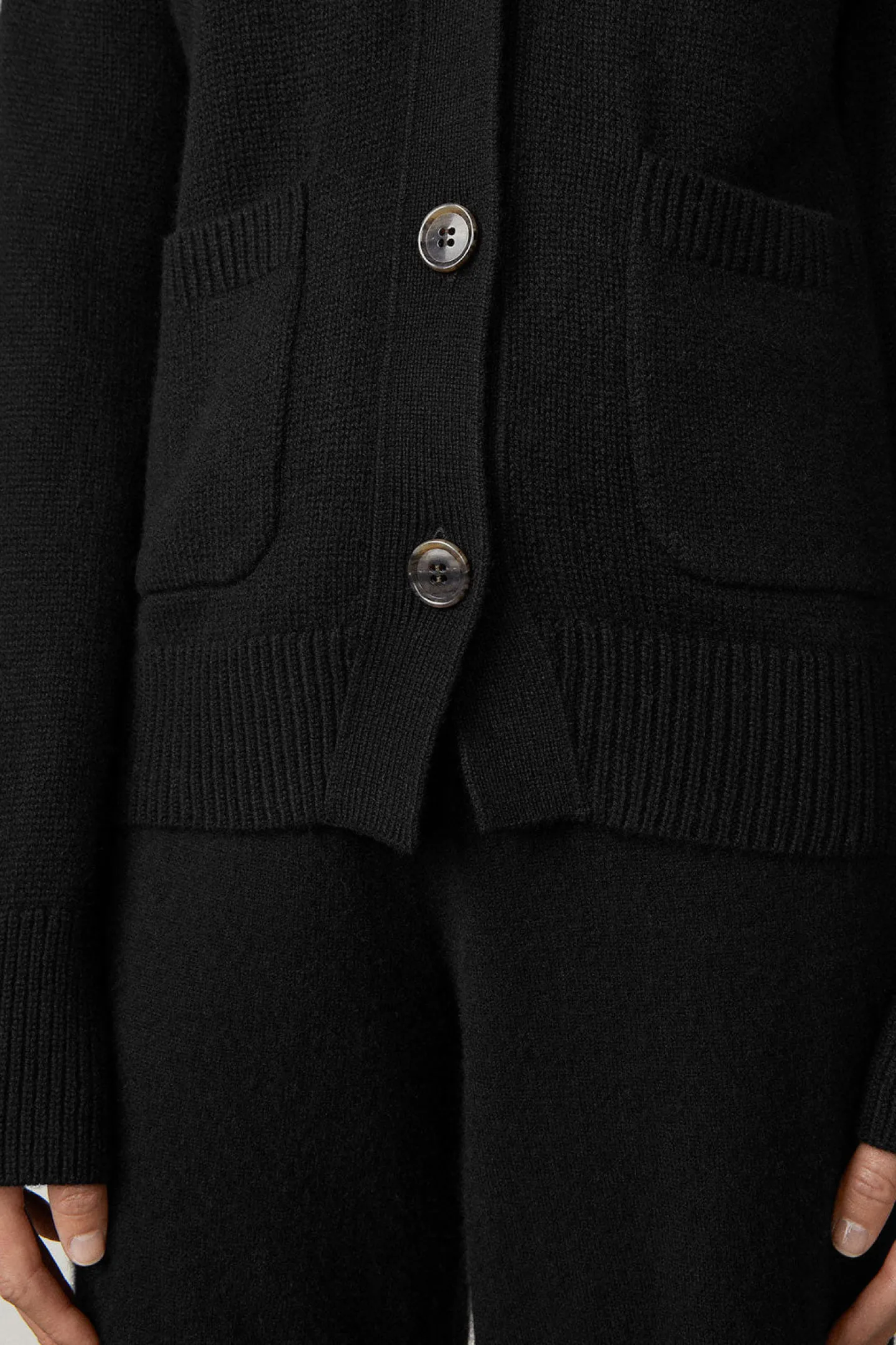 cardigan_danni_in_schwarz_3.webp Lisa Yang Strickjacken<Cardigan Danni in Schwarz