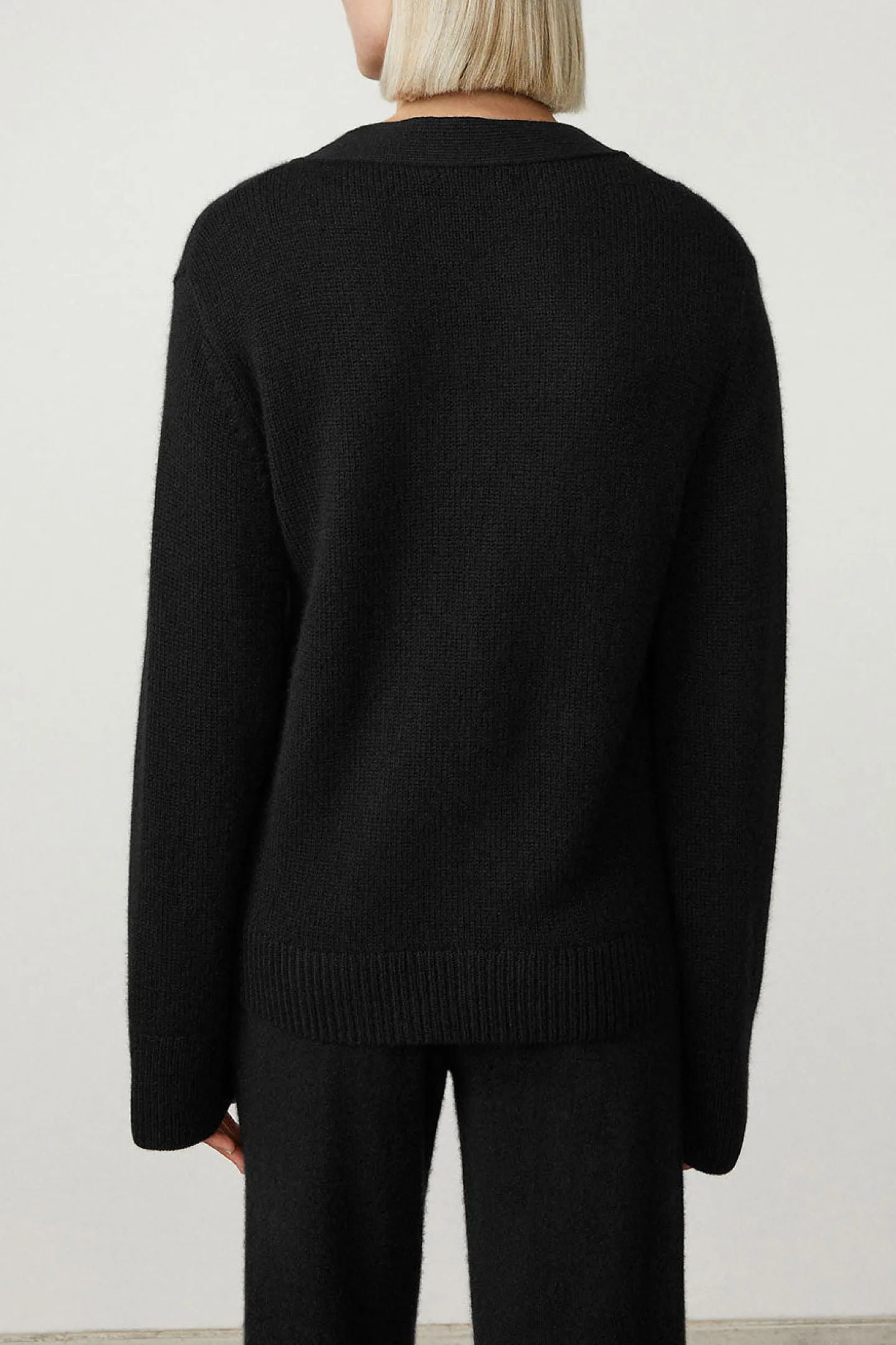 cardigan_danni_in_schwarz_4.webp Lisa Yang Strickjacken<Cardigan Danni in Schwarz
