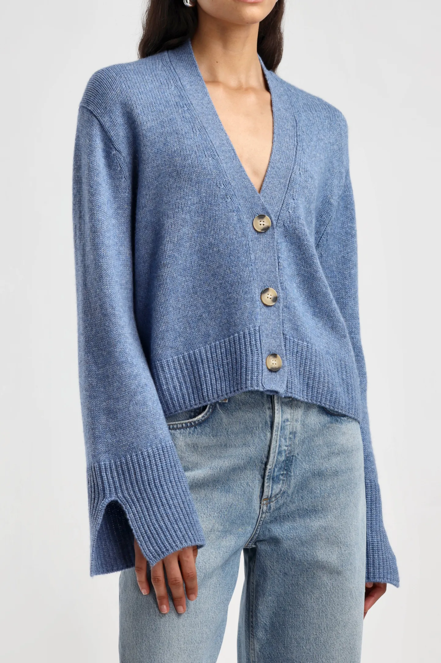 cardigan_paix_in_denim_bl_2.webp Ladneri Strickjacken<Cardigan Paix in Denim Blue
