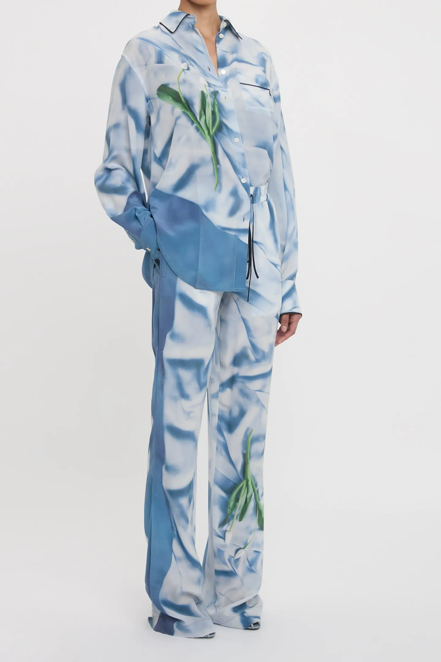 hose_pyjama_in_flowers_ic_2.webp Victoria Beckham Hosen & Jumpsuits<Hose Pyjama in Flowers Ice Blue