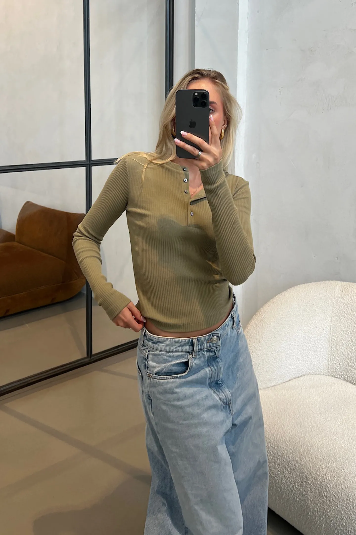 longsleeve_bandol_in_ligh_5.webp Ladneri Shirts, Tank Tops & Longsleeves<Longsleeve Bandol in Light Olive
