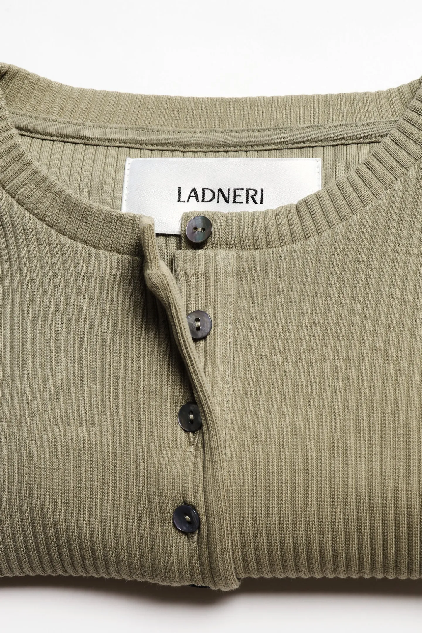longsleeve_bandol_in_ligh_7.webp Ladneri Shirts, Tank Tops & Longsleeves<Longsleeve Bandol in Light Olive
