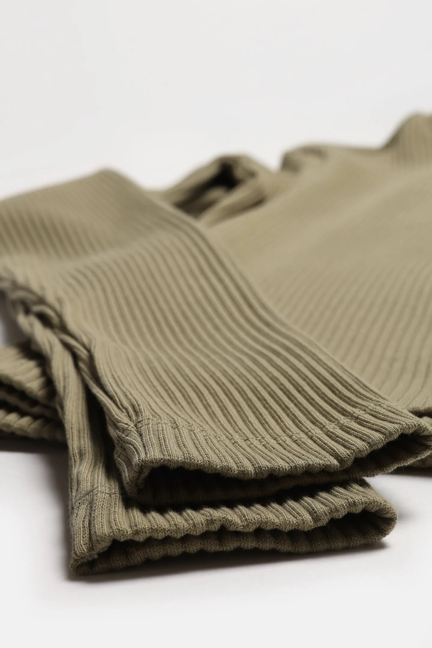 longsleeve_bandol_in_ligh_8.webp Ladneri Shirts, Tank Tops & Longsleeves<Longsleeve Bandol in Light Olive