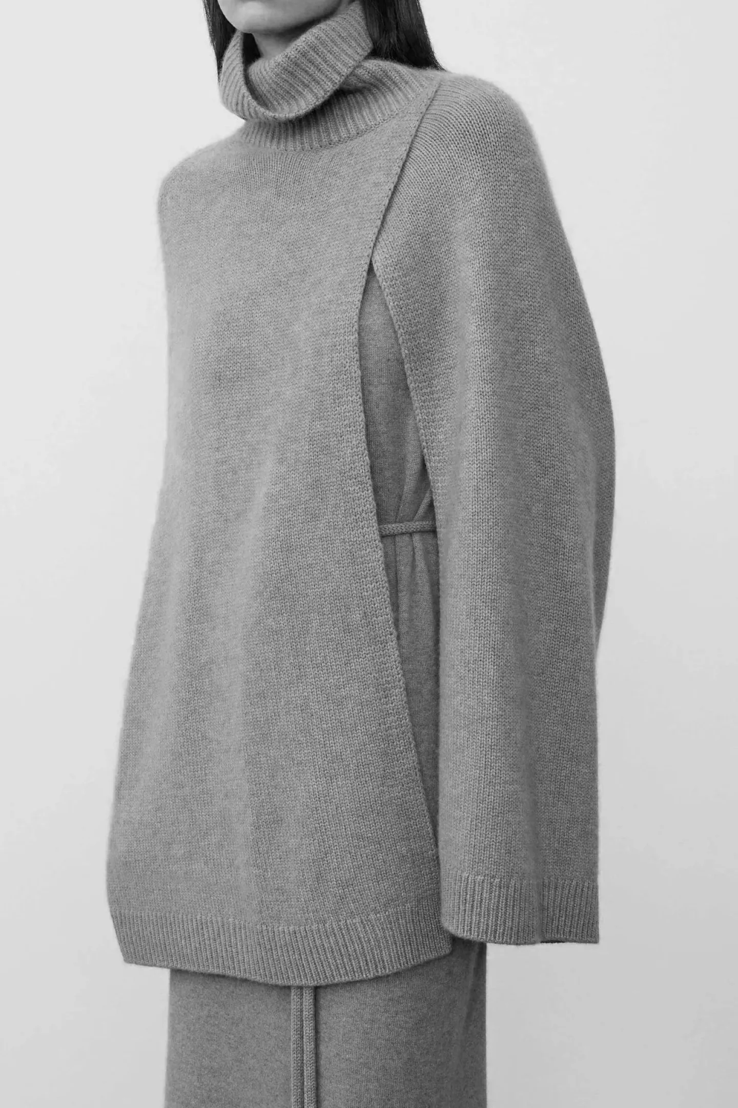 poncho_annie_in_schwarz_1.webp Lisa Yang Pullover<Poncho Annie in Schwarz