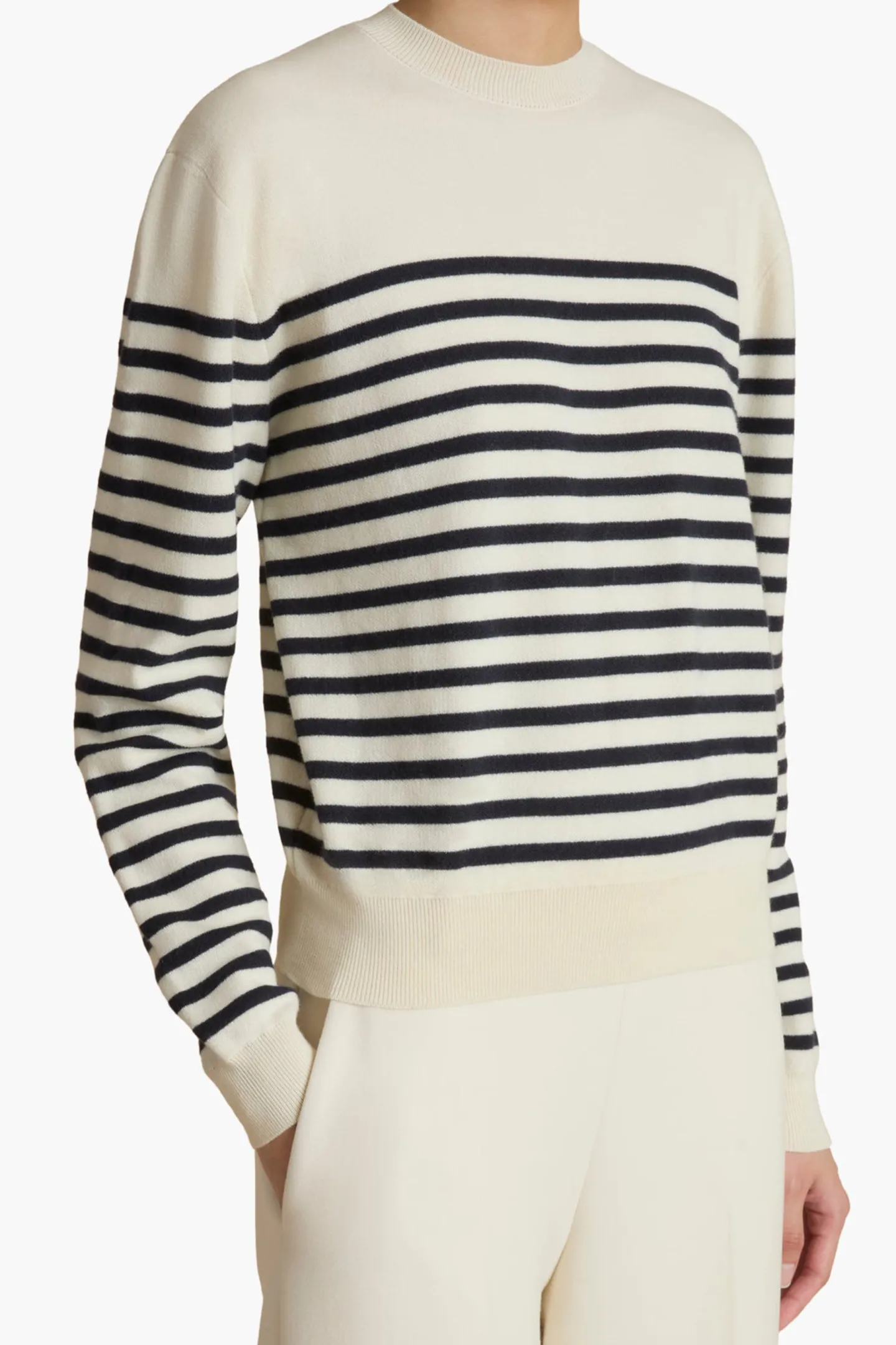 pullover_viola_in_glazemi_3.webp Khaite Pullover<Pullover Viola in Glaze/Midnight Navy
