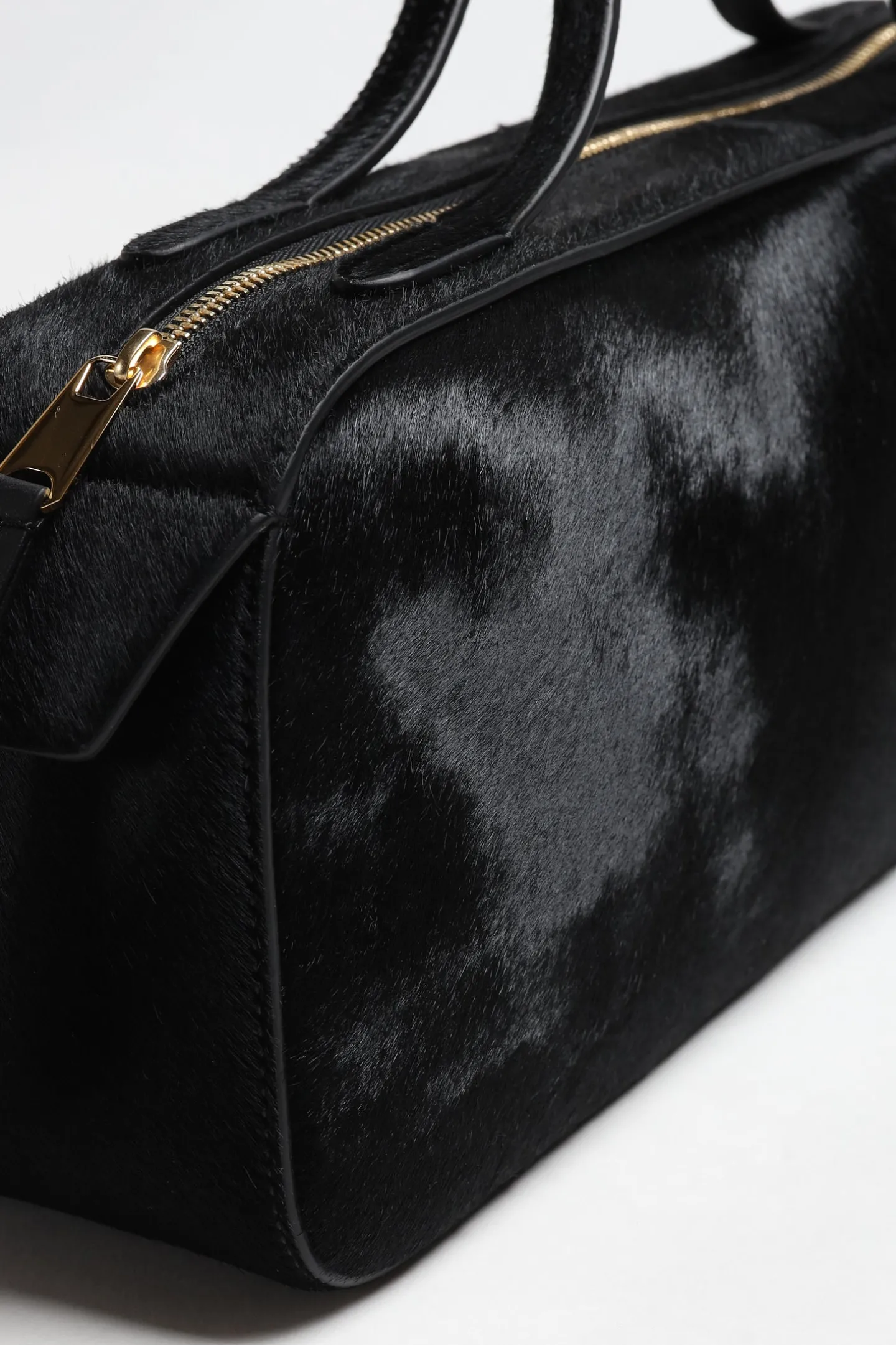tasche_simona_shoulder_in_2.webp Khaite Schultertaschen | Handtaschen<Tasche Simona Shoulder in Schwarz