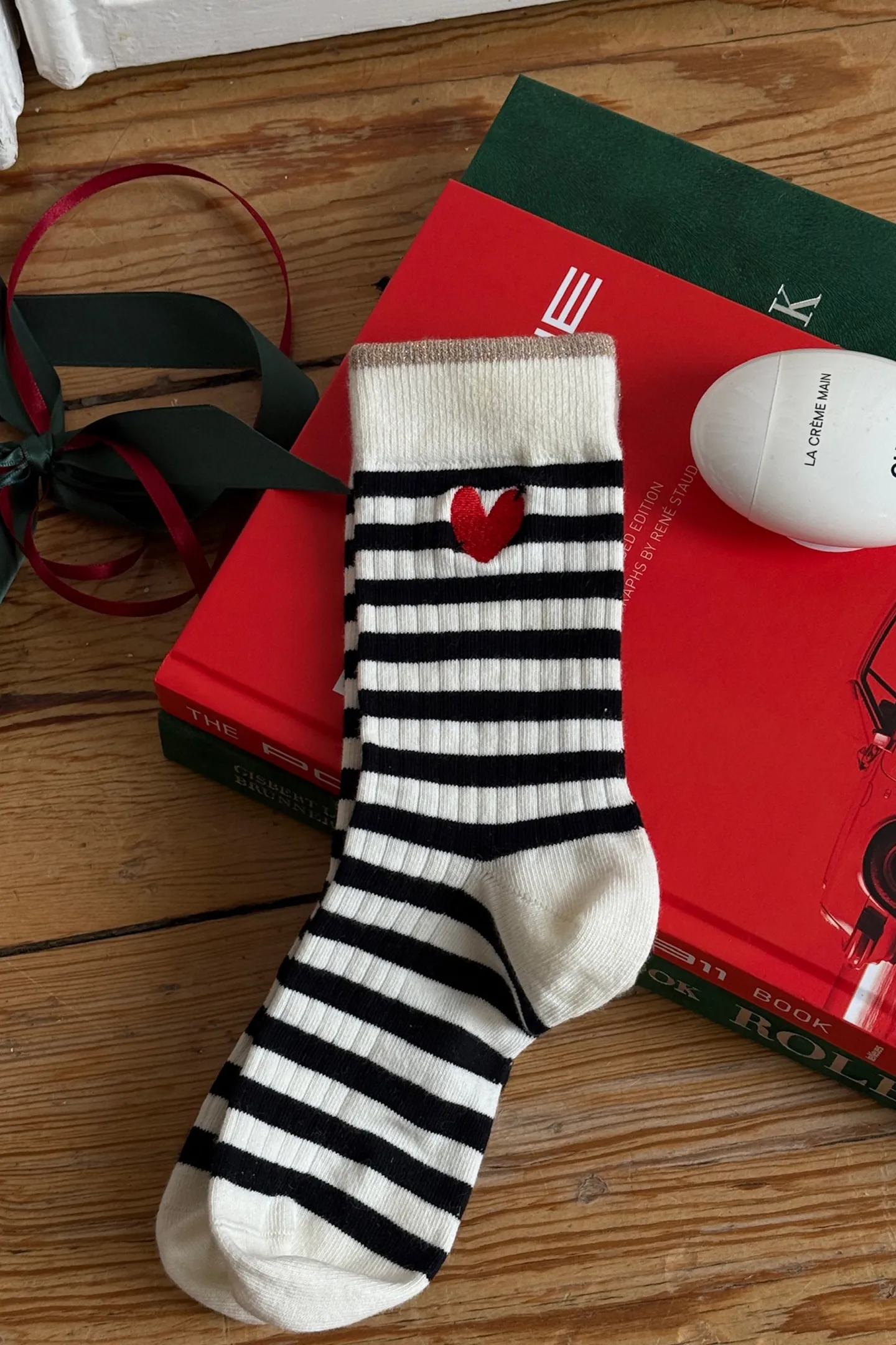 gestreifte_socken_heart_i_2.webp Anita Hass Socken<Gestreifte Socken 'Heart' in Ivory/Navy