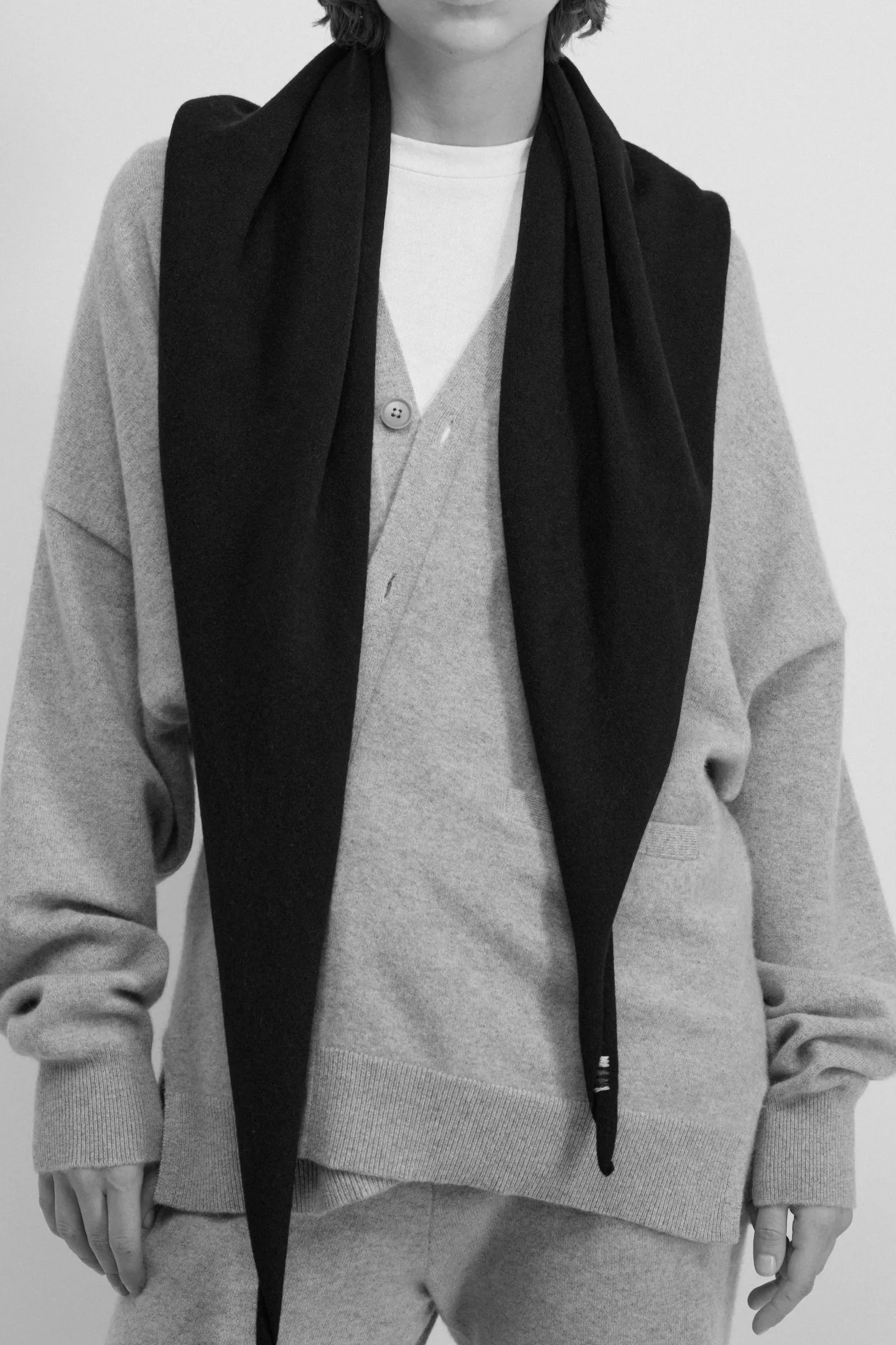 schal_witch_n__in_raven_1.webp Extreme Cashmere Schals & Tücher<Schal Witch N° 150 in Raven