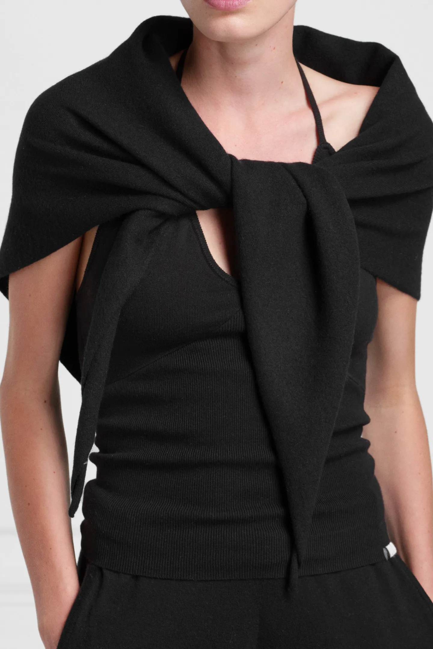 schal_witch_n__in_raven_2.webp Extreme Cashmere Schals & Tücher<Schal Witch N° 150 in Raven
