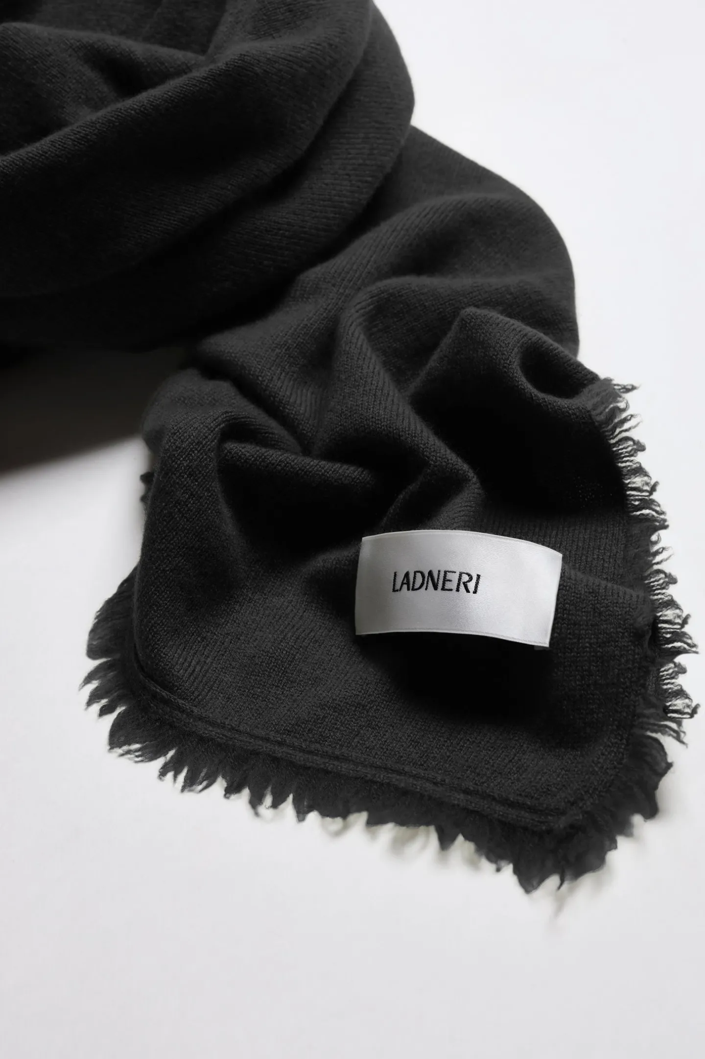 schal_zermatt_in_velvet_b_4.webp Ladneri Schals & Tücher<Schal Zermatt in Velvet Black
