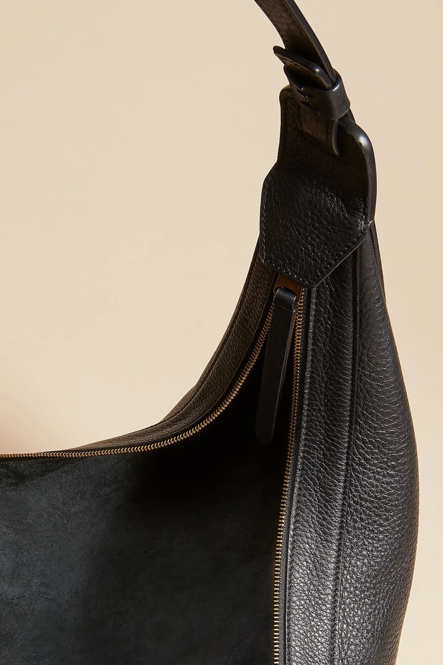 tasche_augustina_hobo_in__3.webp Khaite Schultertaschen<Tasche Augustina Hobo in Schwarz