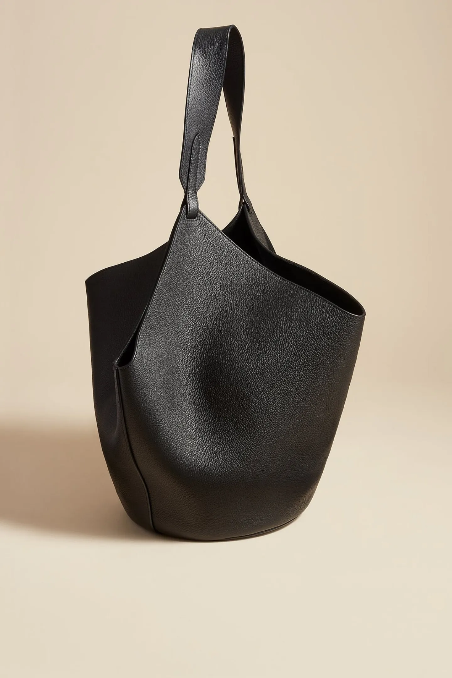tasche_lotus_medium_in_sc_2.webp Khaite Shopper<Tasche Lotus Medium in Schwarz Pebbled