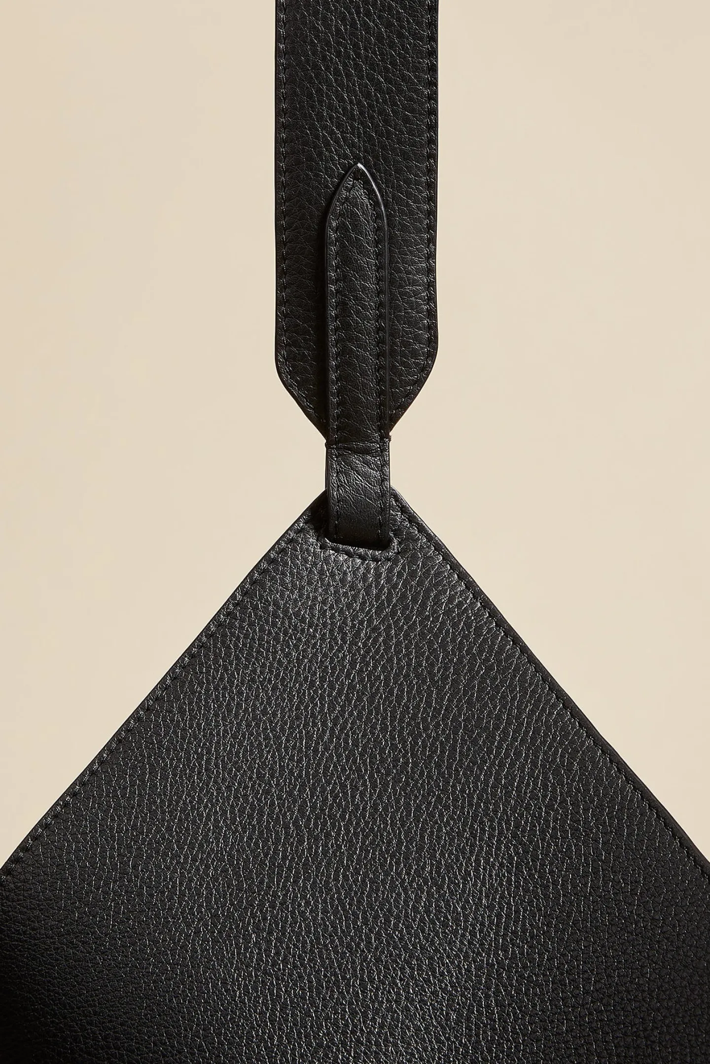 tasche_lotus_medium_in_sc_4.webp Khaite Shopper<Tasche Lotus Medium in Schwarz Pebbled