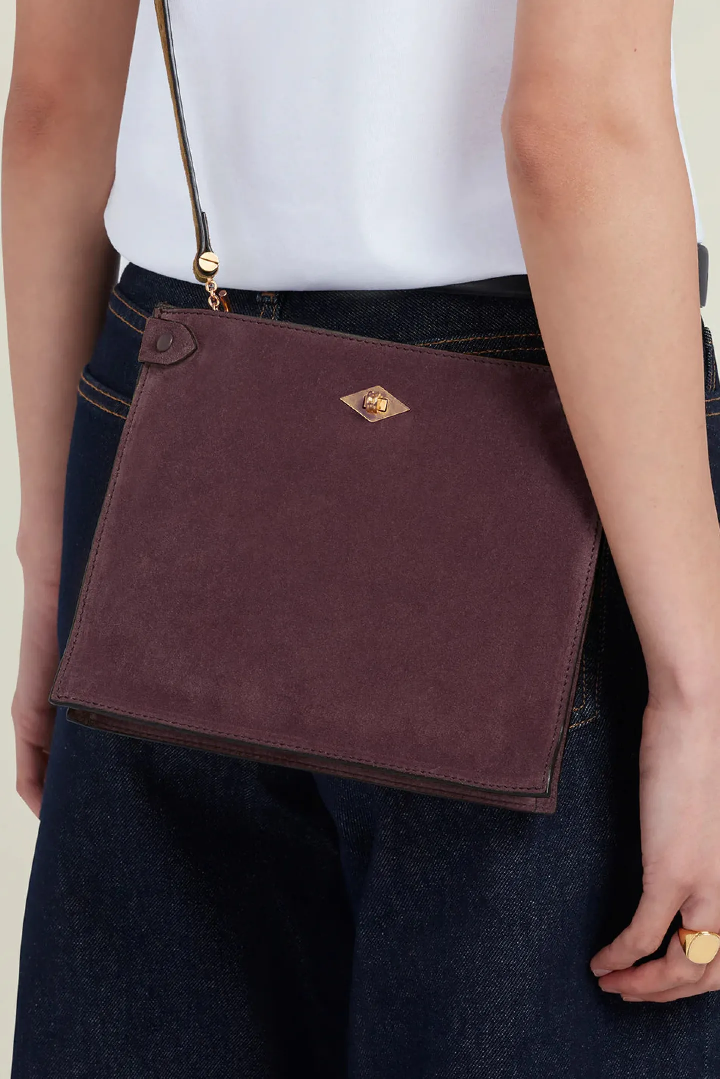 tasche_stowaway_suede_in__2.webp Métier Schultertaschen | Crossbody<Tasche Stowaway Suede in Amarone